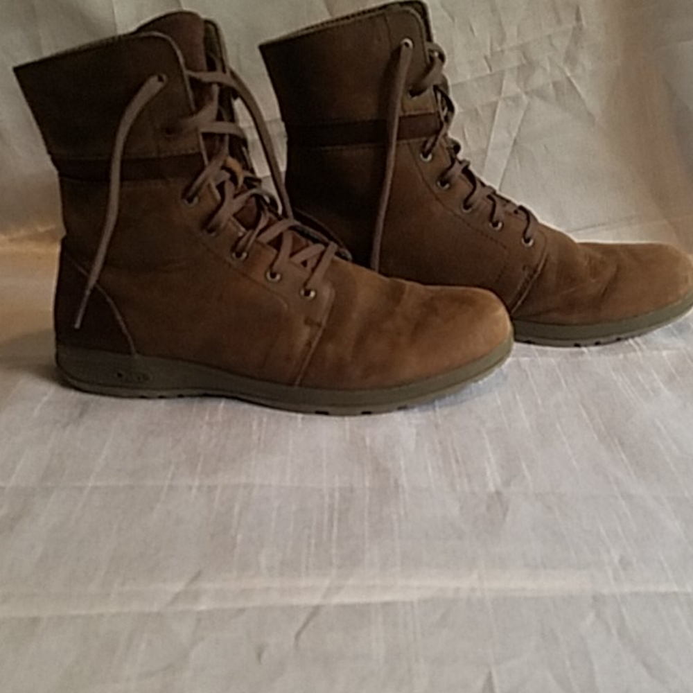 Womens size 9 Chaco boots like new